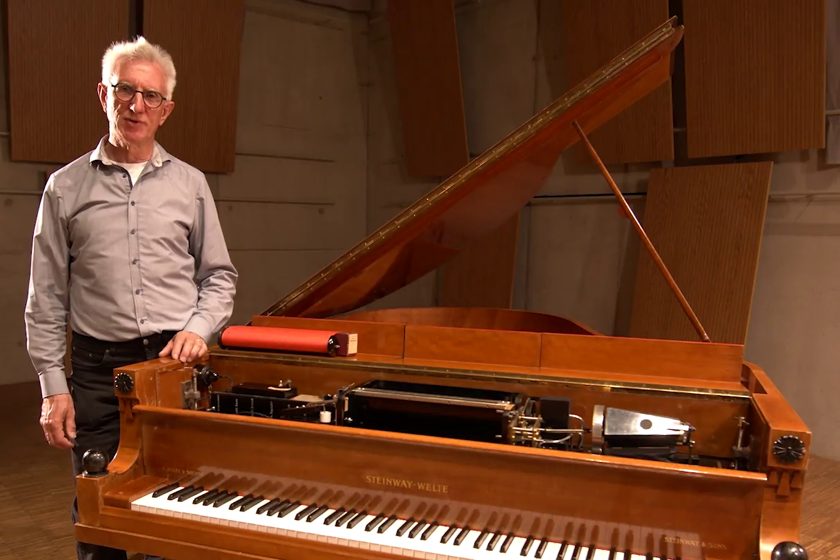 Mitarbeiter am Flügel