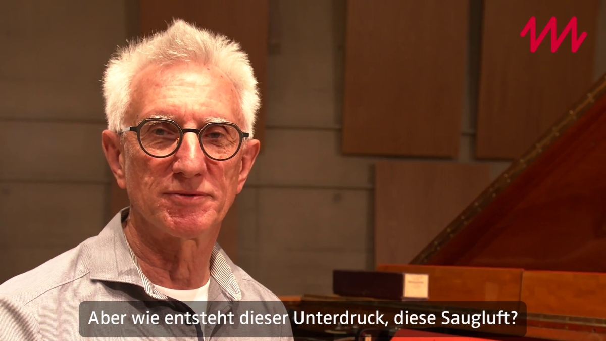 Mitarbeiter am Flügel